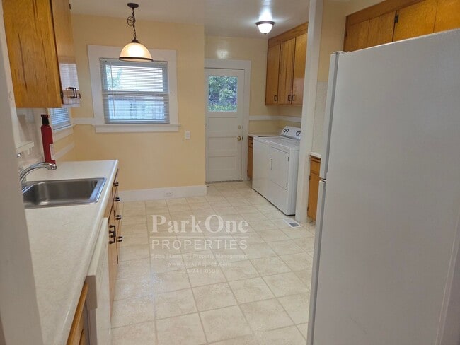 Building Photo - Super Cute 2 bedroom House in the heart of...