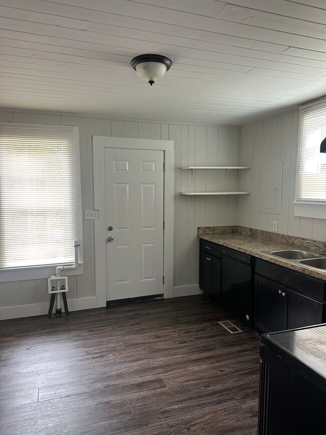 Building Photo - Charming Home in Downtown Flowery Branch!