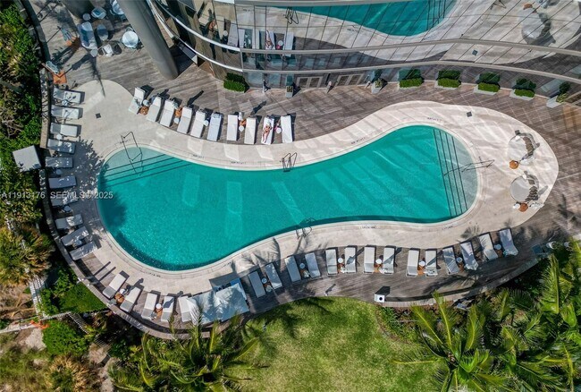 Building Photo - 15701 Collins Ave