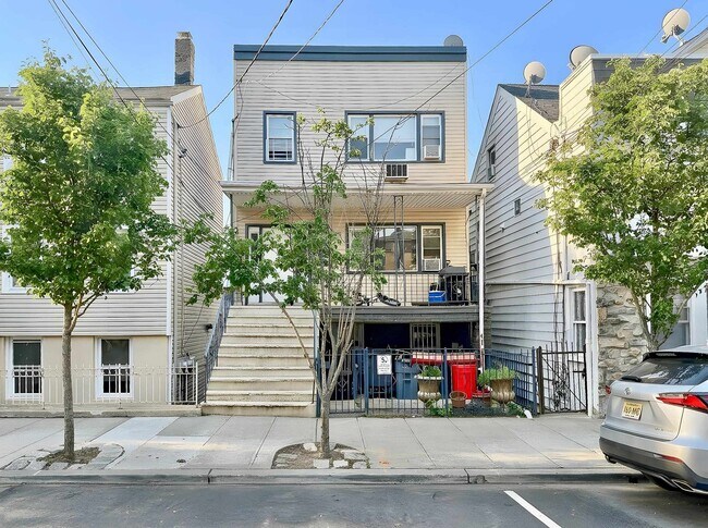 Building Photo - 509 7th St
