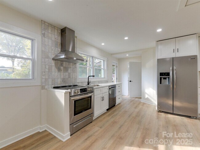 Building Photo - 2721 Mayflower Rd