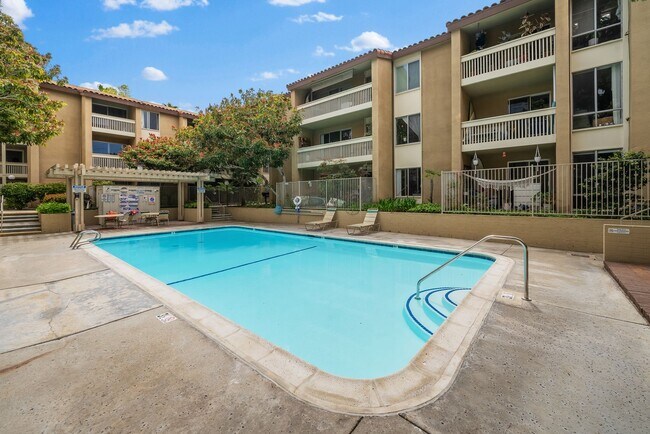 Building Photo - Beautiful 2BD/2BA Condo in Prime Pacific Beach Location!