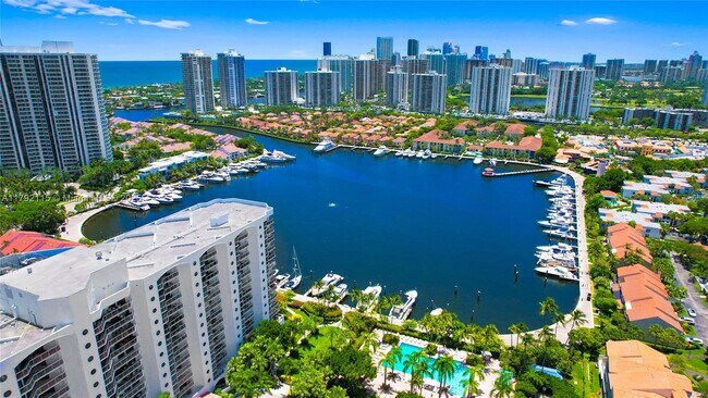 Building Photo - 3610 Yacht Club Dr