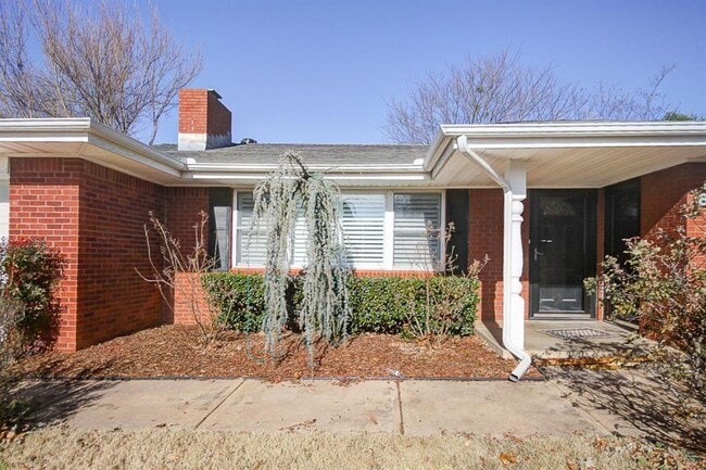 Building Photo - 805 Willow Ln