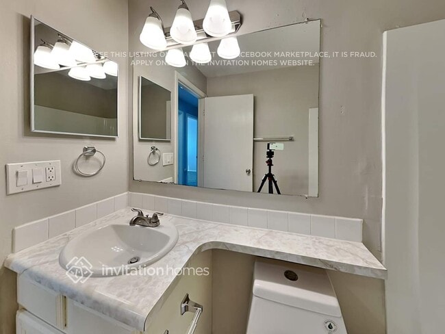 Building Photo - 1827 S Genoa St