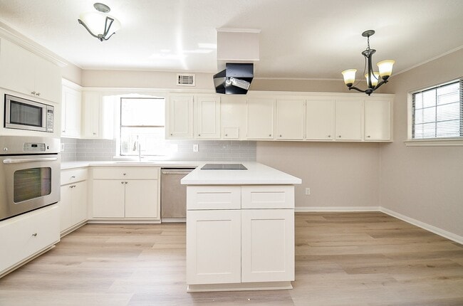 Primary Photo - 16015 Southampton Dr