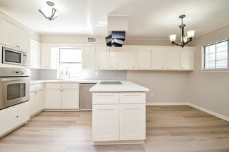 Building Photo - 16015 Southampton Dr
