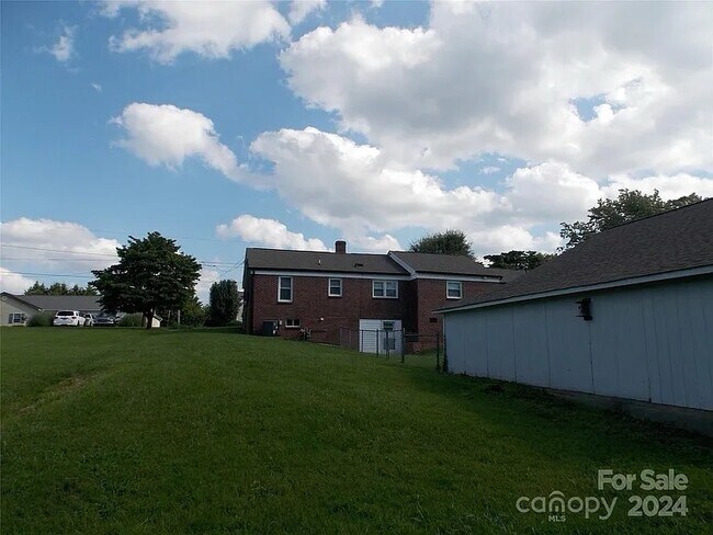 Building Photo - 21 Colonial Ave