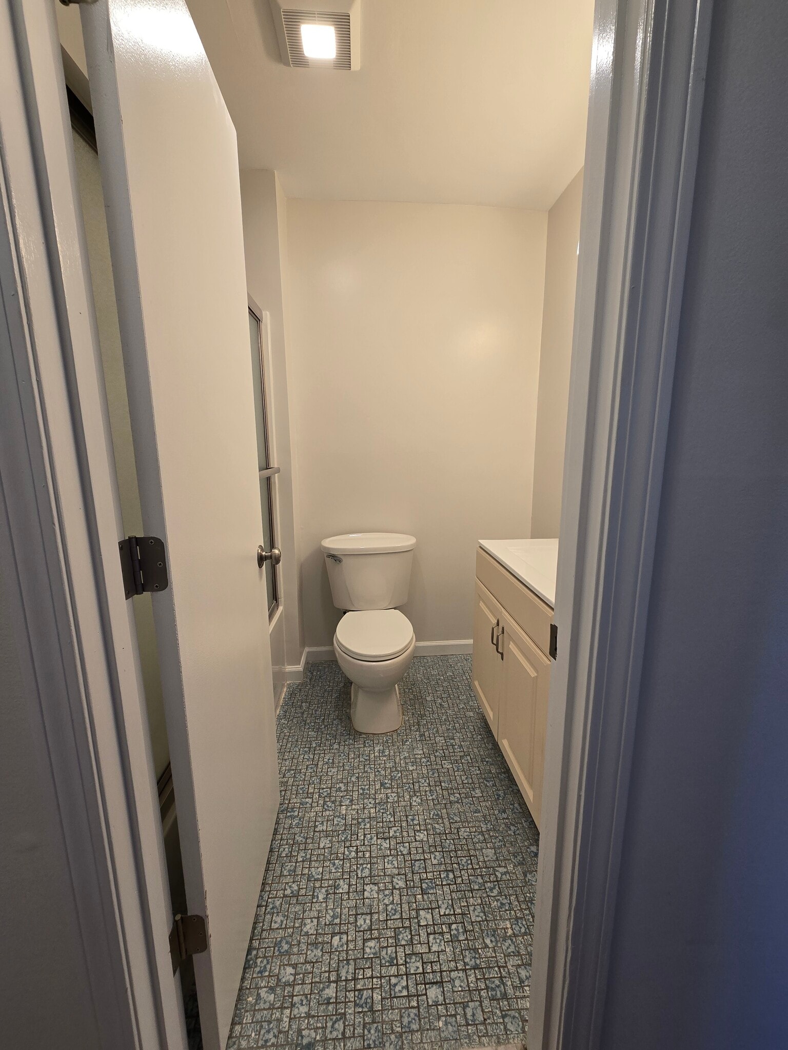 Main / Hallway Bathroom - 32 Monroe St