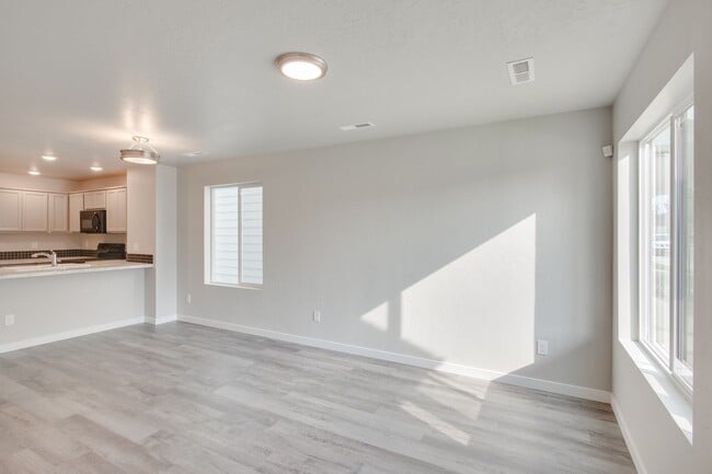 Building Photo - Beautiful, Modern 2 Bedroom Cottage Available!