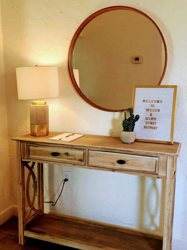 Building Photo - A true Tucson style home near the University of Arizona main campus! Must See!