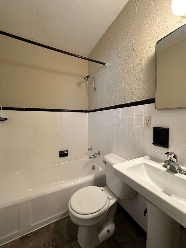Building Photo - 1 & 2 Bedrooms-Brady St - Heat & Electricity Included