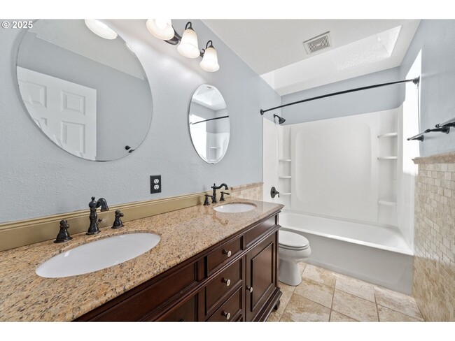 Building Photo - 3 levels, 7 bedrooms , lower level apartme...