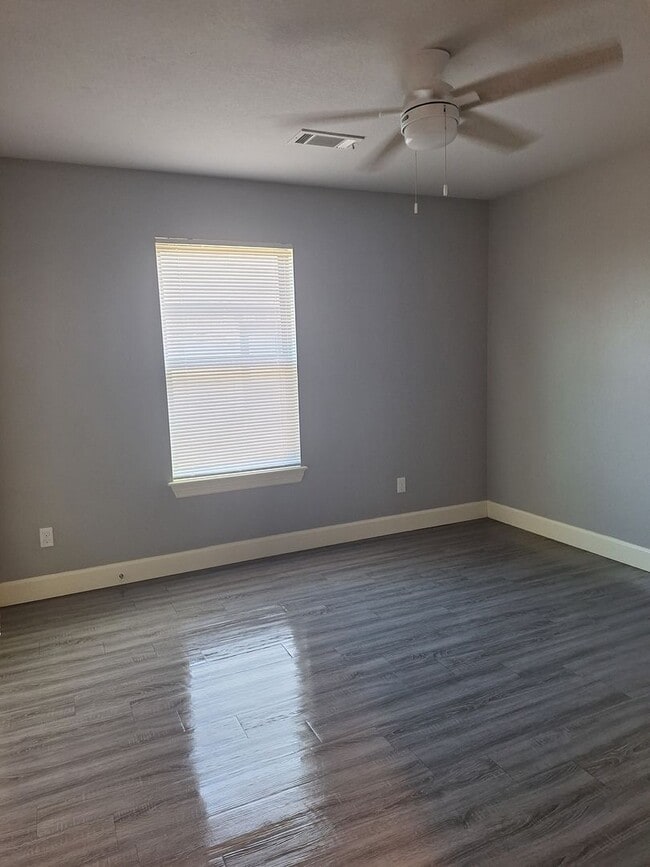 Building Photo - 3 bedroom Duplex with Move in special for the month of January