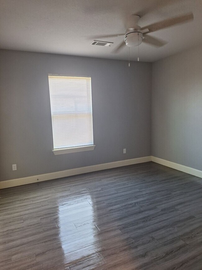 Building Photo - 3 bedroom Duplex with Move in special