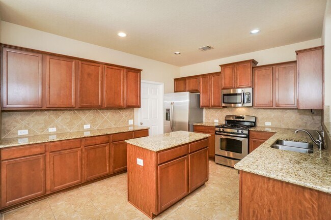 Building Photo - 4 bedroom home only 4 miles from Randolph AFB