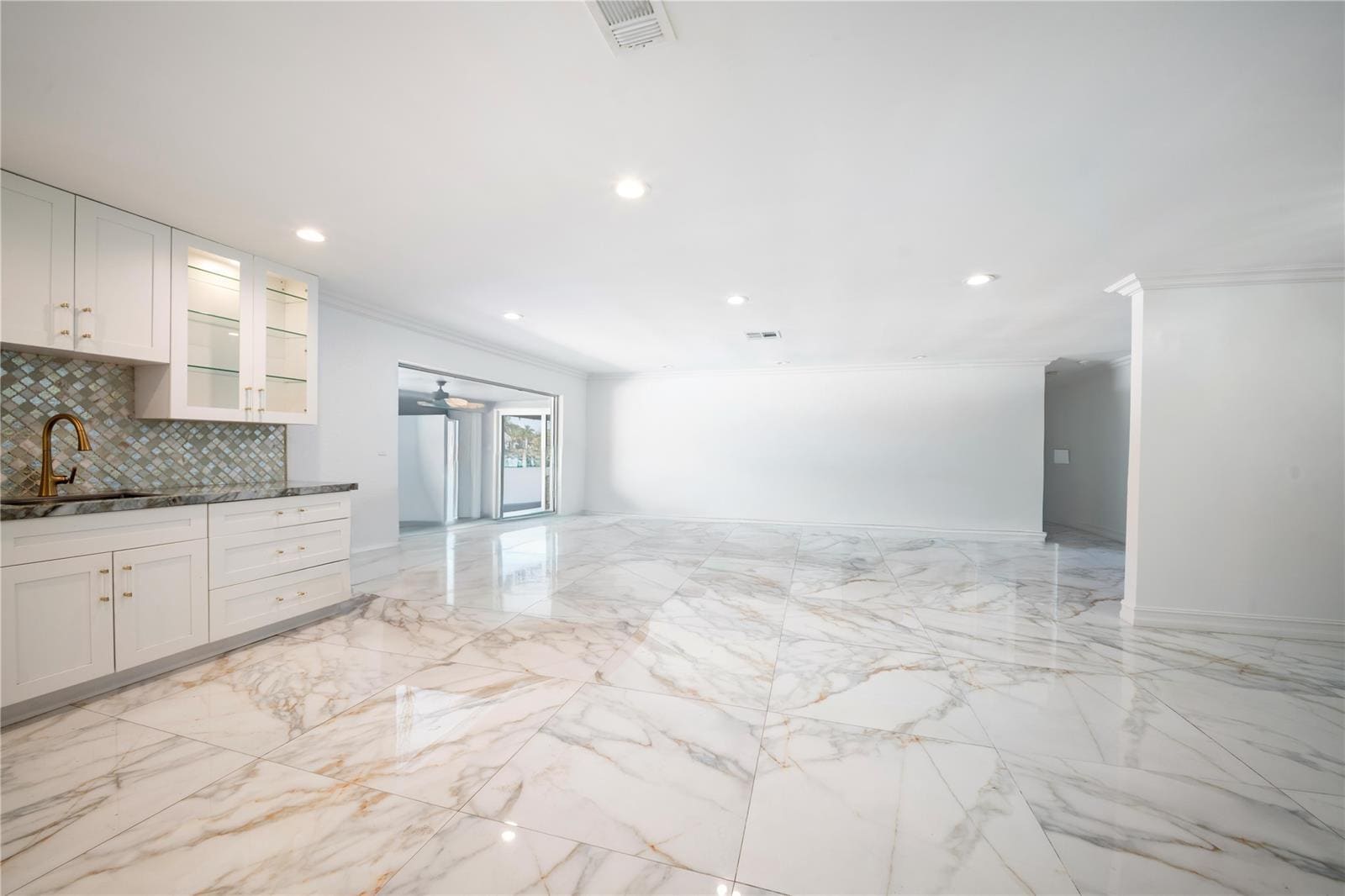 Building Photo - 16770 Lakeview Ct