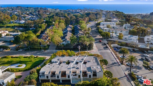 Building Photo - 6502 Dume Dr