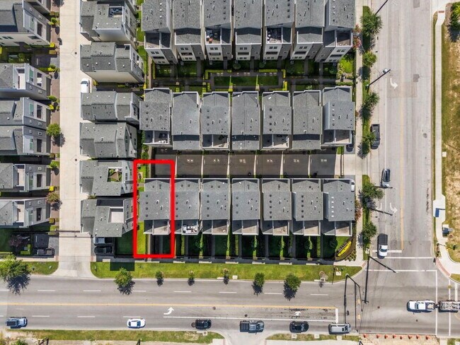 Building Photo - Great Opportunity! Modern three-story home located in the heart of EaDo, offering a well-designed...