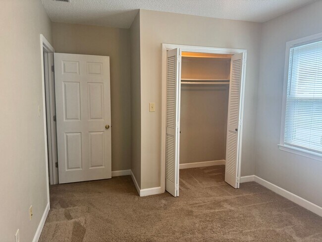 Building Photo - 744 Crescent Dr