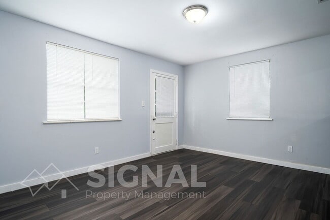 Building Photo - 1421 Rayfield Dr