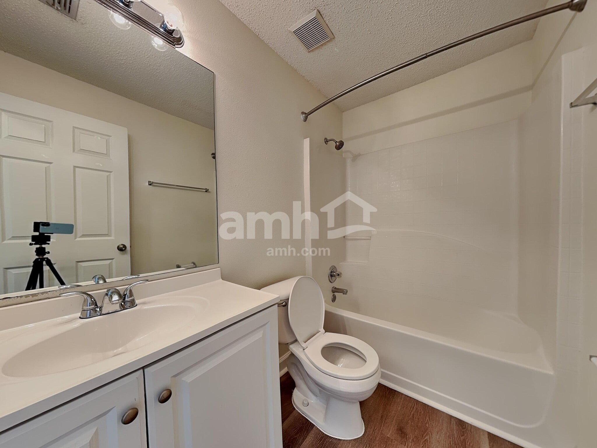 Building Photo - 25209 Hyde Park Blvd