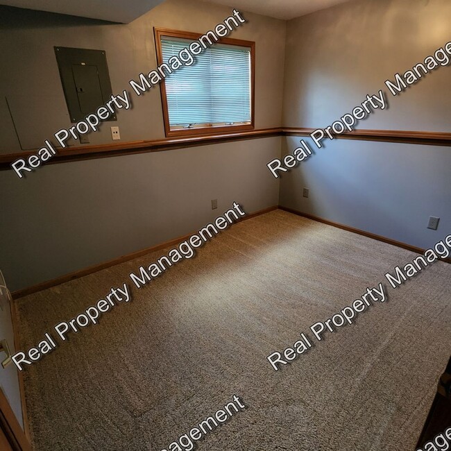 Building Photo - Well Maintained Schererville Tri-Level