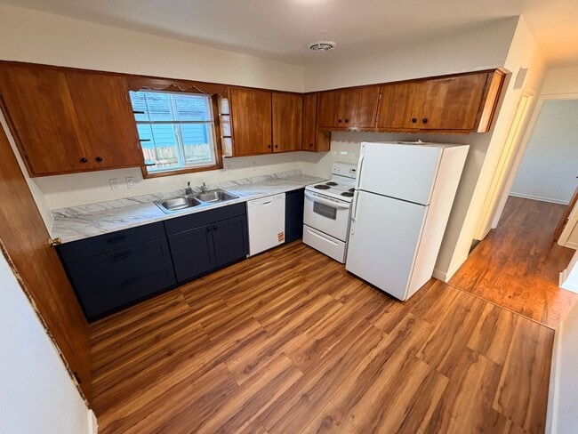 Building Photo - Two Bedroom Duplex With Full Size Basement