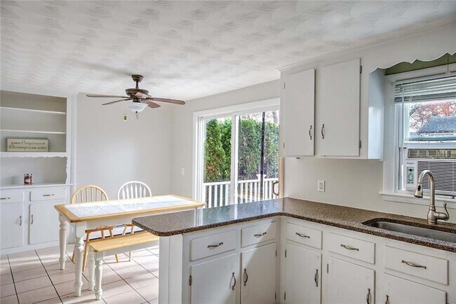 Building Photo - 138 Youngs Ave