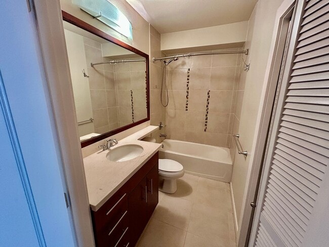 Building Photo - Fantastic Studio Apartment with 2 parking spaces included! AVAILABLE NOW!