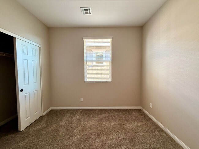 Building Photo - 3 BED 2.5 BATH 2 CAR GARAGE MODERN TOWNHOM...