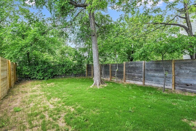 Building Photo - 1202 Cometa St