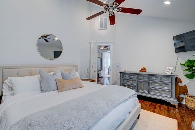 Building Photo - Midtown Rental in Forest Hills