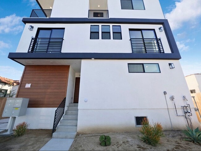 Building Photo - Massive 4 & 5 Bed Luxury Townhomes