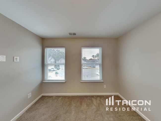 Building Photo - 5175 Howell Ct