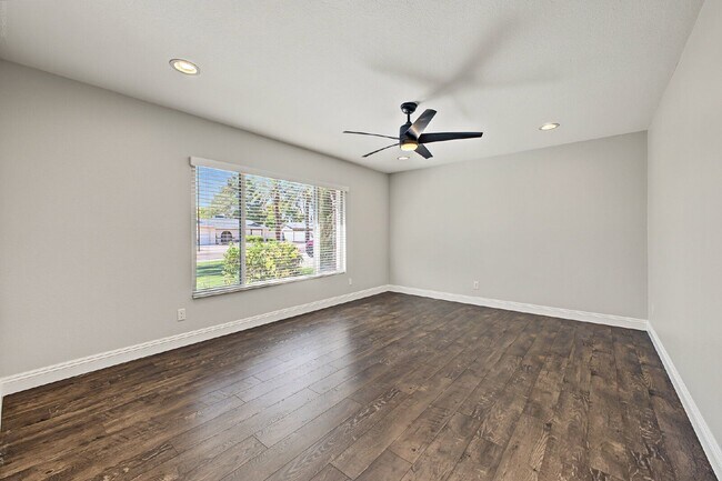 Building Photo - 13015 N 49th Pl