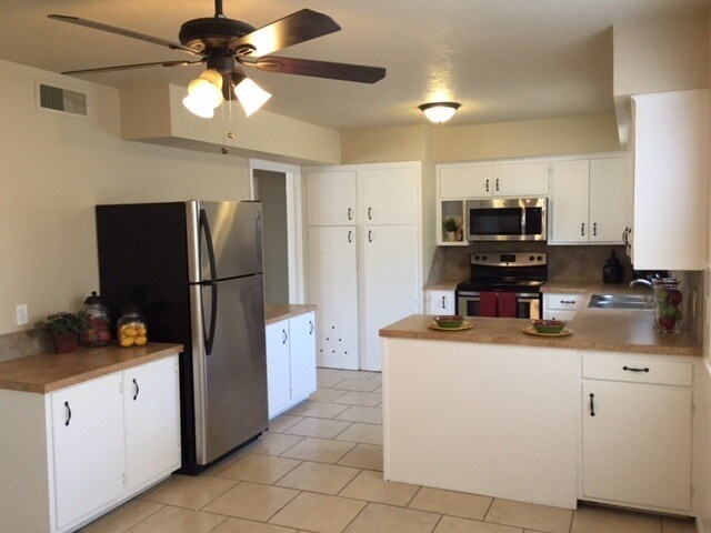 Building Photo - Huge Updated 4 Bedroom/2 Bath/2 Living Room House close to TTU - Available AUGUST