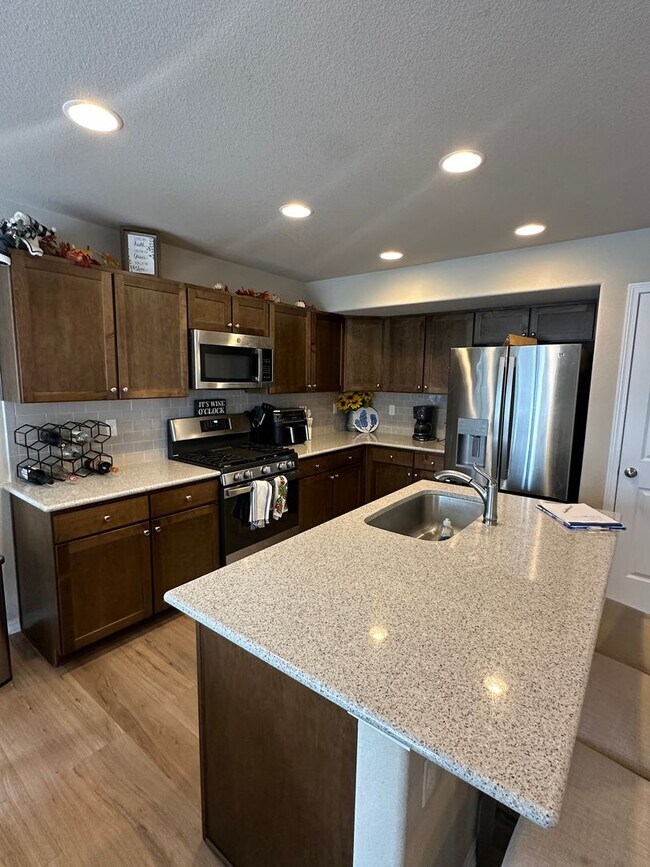 Building Photo - Modern Living in Skyview Village