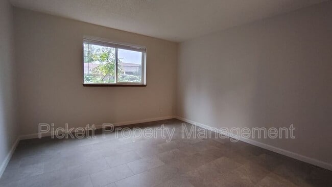 Building Photo - 20026 Vikings Crest NE