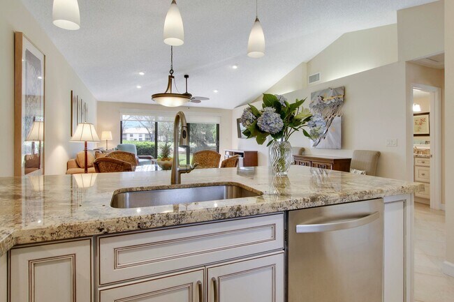 Building Photo - 820 Club Dr