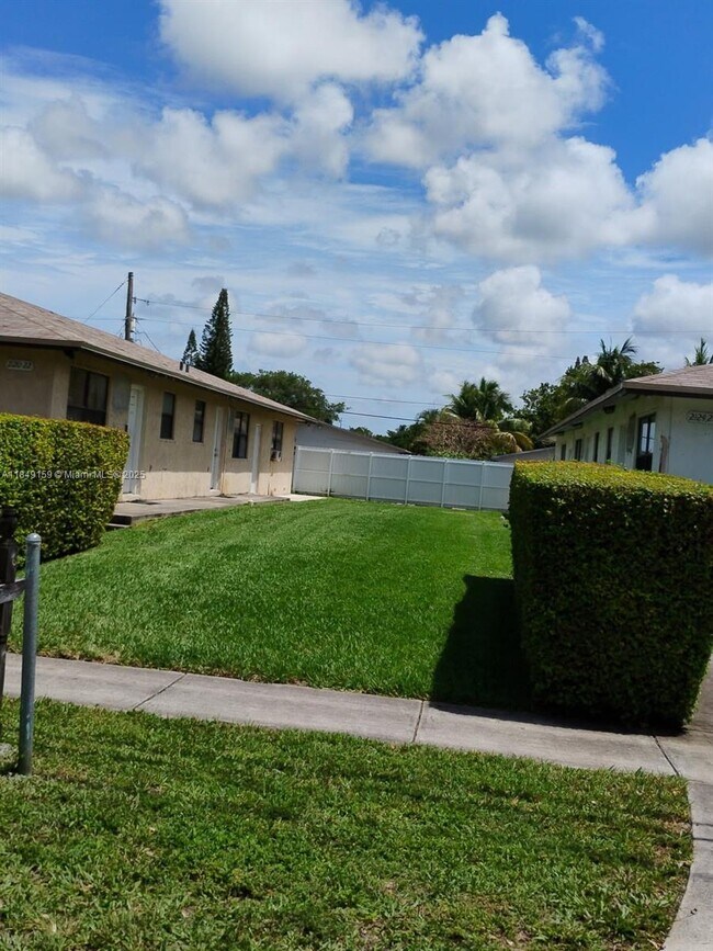 Primary Photo - 2120-2122-2122 Thomas St