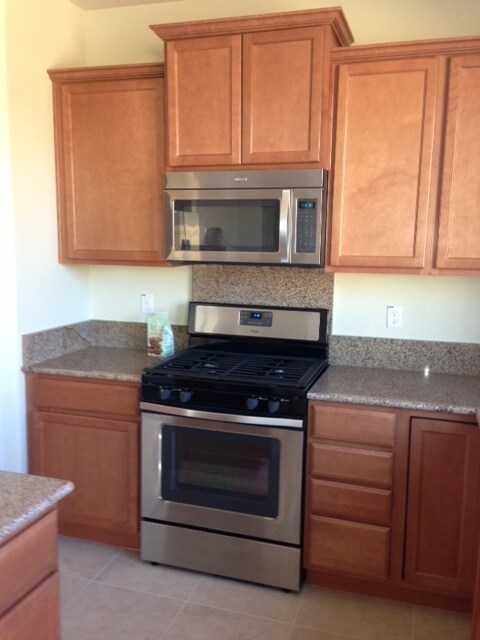 Building Photo - STUNNING 5 BEDROOM, 3 BATHROOM HOME WITH UPDATED KITCHEN AND BATHS! STAINLESS APPLIANCES AND GRAN...