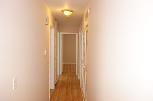 Building Photo - 300 Meadow Ct