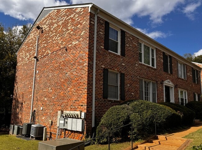Building Photo - Renovated Condo near Stonefield Shopping! ...
