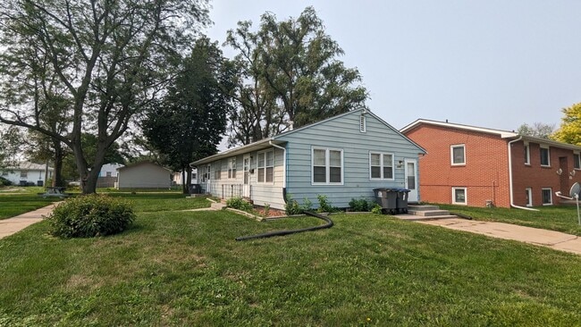 Building Photo - West end duplex, walking distance to every...