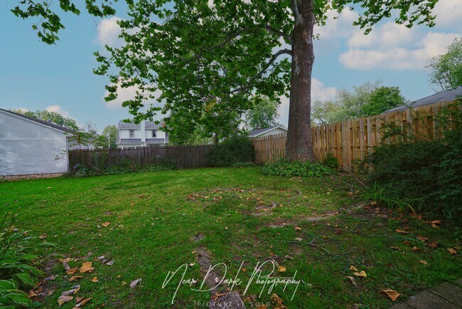 Building Photo - 10174 W Ford Ave