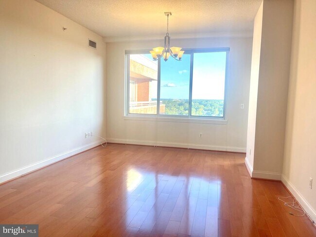 Building Photo - 1020 N Highland St