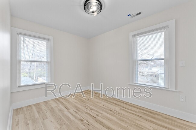 Building Photo - 18 N Gray St