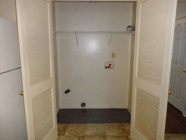Building Photo - 628 Tally Dr