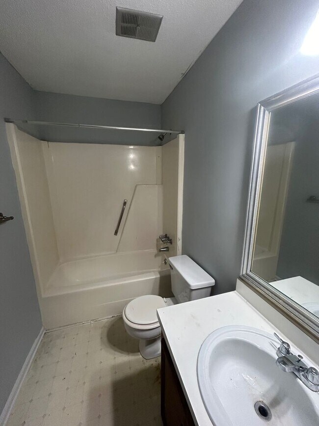 Building Photo - Charming 2-bedroom, 1.5-bath townhouse located in the desirable Irmo area near the Lake Murray Dam!
